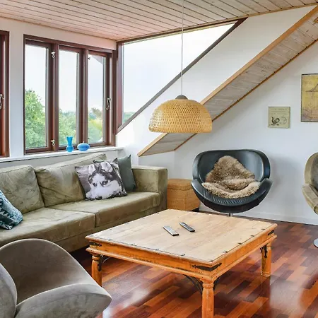 Three-bedroom In Feriehus