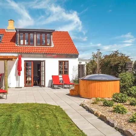 Three-bedroom In Feriehus *